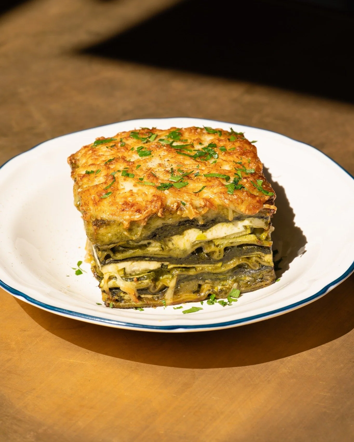 Ici, les veggies sont nos amis. Nos lasagnes vertes s'amourachent de courgettes, &eacute;pinards, pesto, camembert, ricotta, gruy&egrave;re. Qui craquera en premier ? 💚