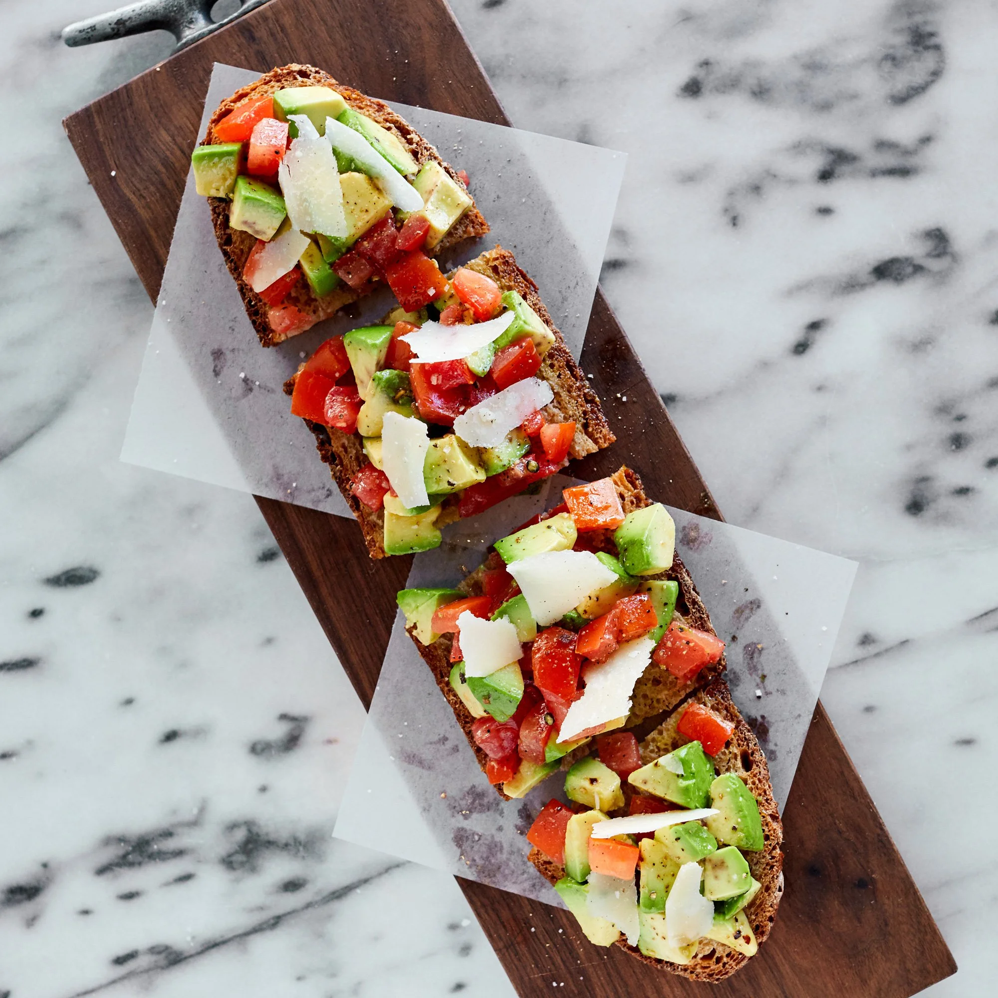 33-zinque-paris-tartine-tomate-avocat.jpg
